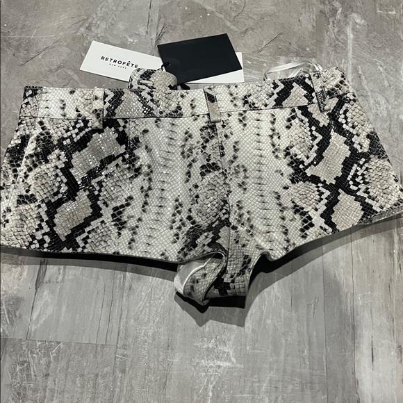 Retrofête Aven Real Leather Shorts - Picture 5 of 6